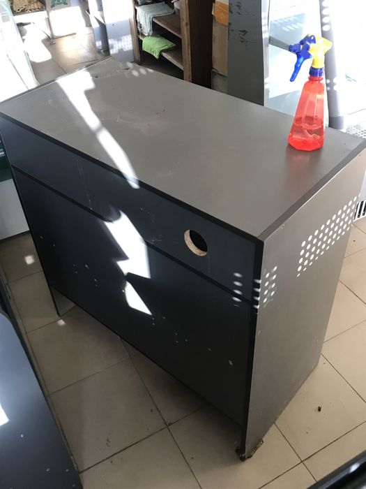 Касове місце та прикасовий стелаж