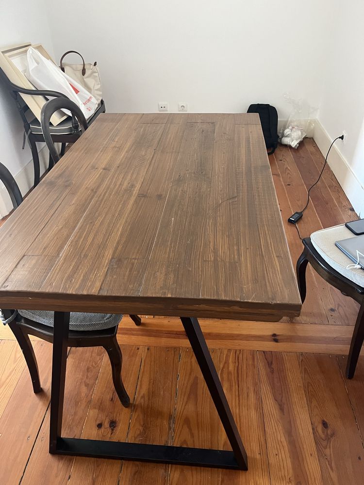 Mesa de madeira com pes de ferro preto
