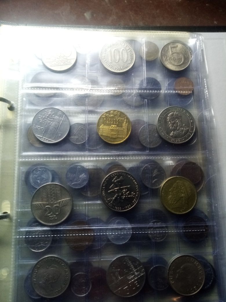 Klaser z monetami i banknotami