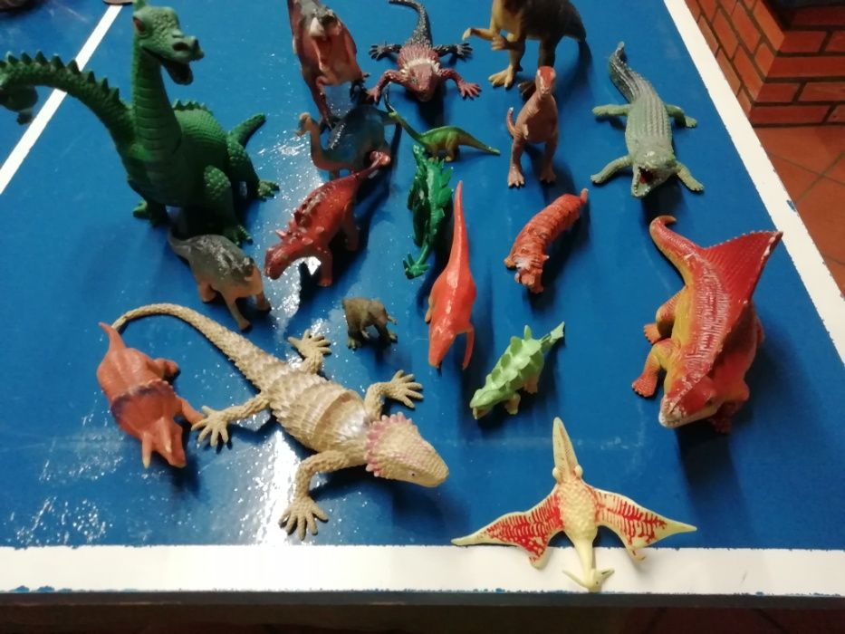 19 animais de brincar - dinossauros, jacarés,