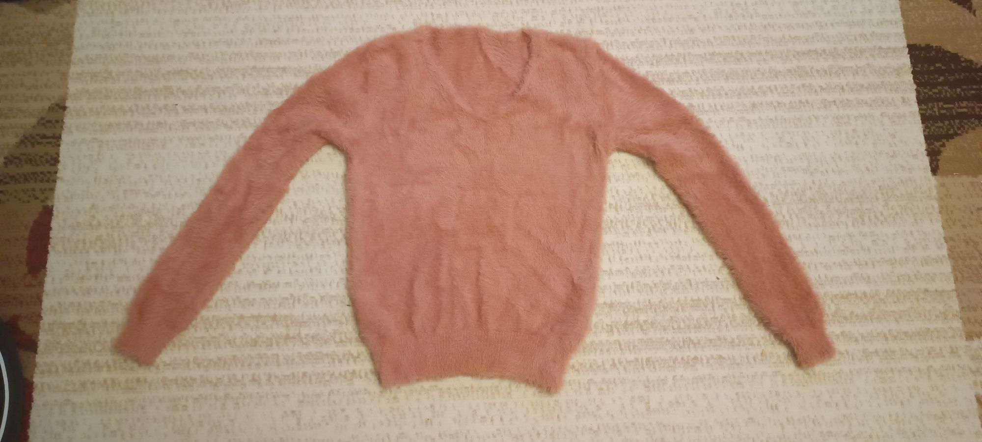 Sweter dziewczęcy puszysty miękki morelowy 146