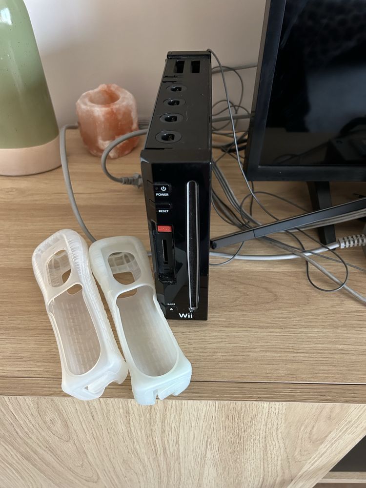 Wii com 1 comando 2 nunchuk e 3 jogos