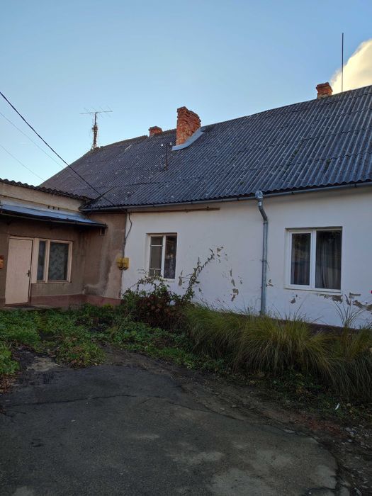 Півбудинка з окремою ділянкою і двором в центрі міста