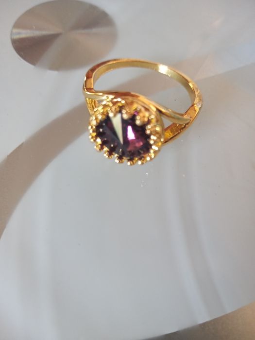 Pierścionek z fioletowym oczkiem