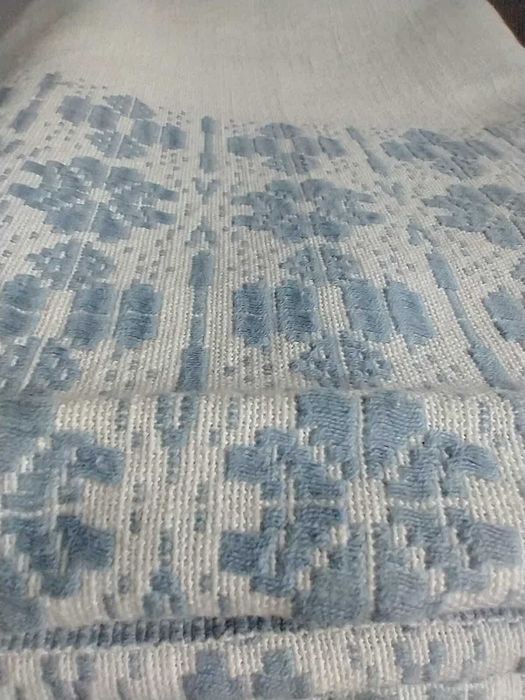 duży obrus bawełniany z haftem