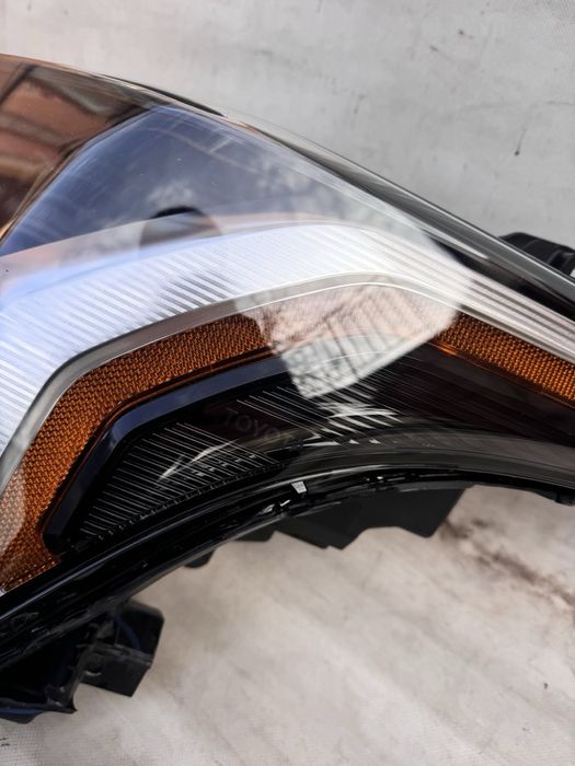 Ліва фара скло toyota tundra / Sequoia 2022-25