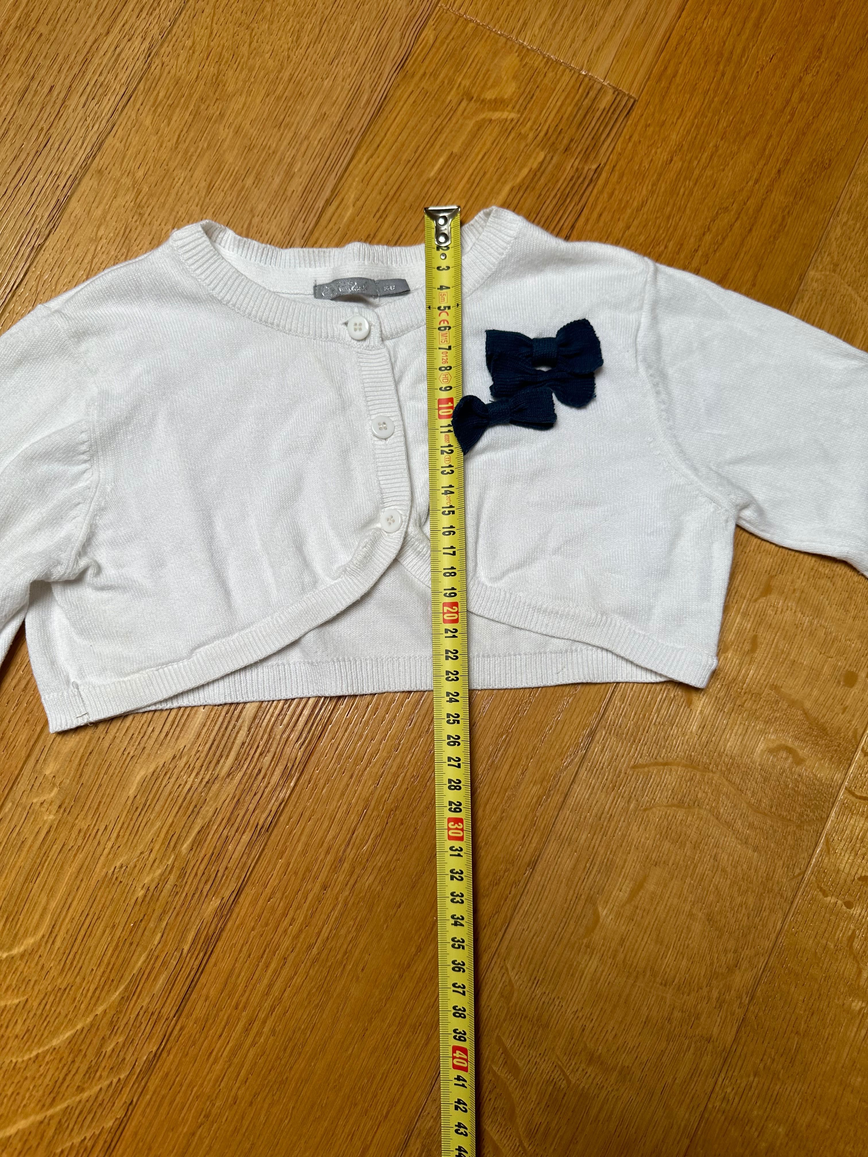 Sweter r. 140 biały z kokardkami krótki