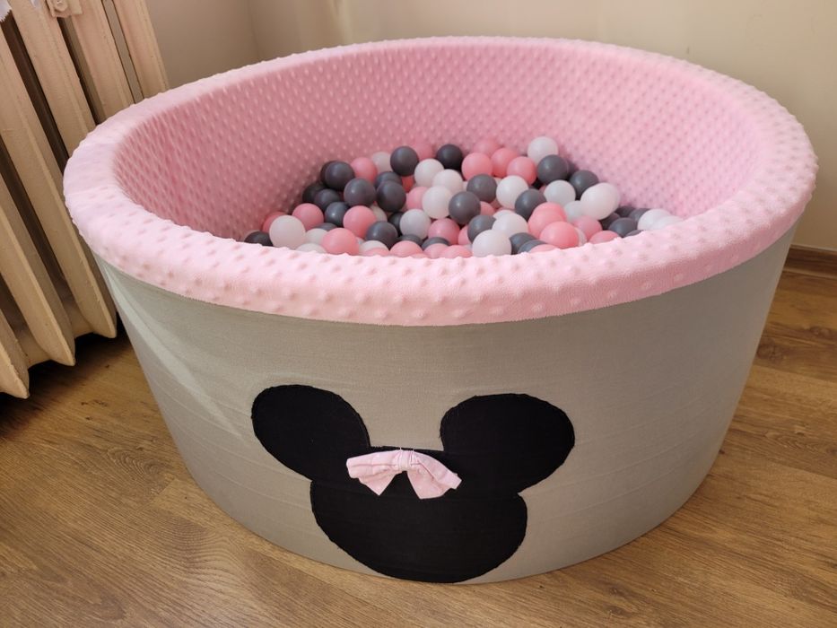 Suchy basen z piłkami