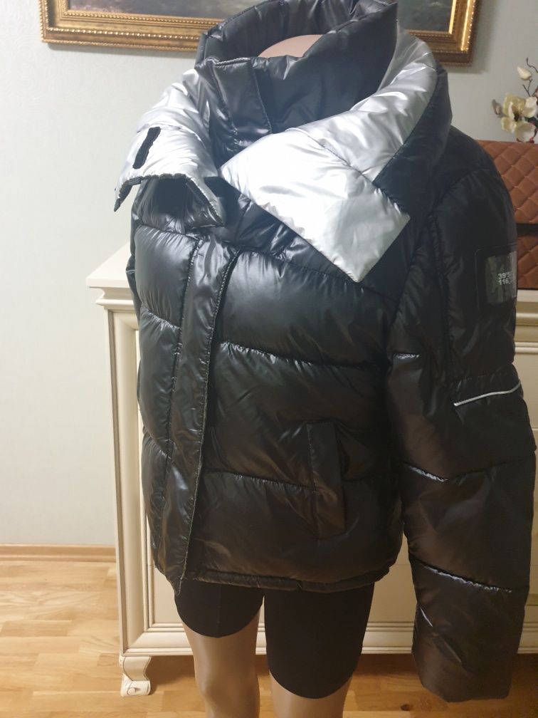 Стильна куртка дутик тепла чорна з сріблястим тепла куртка