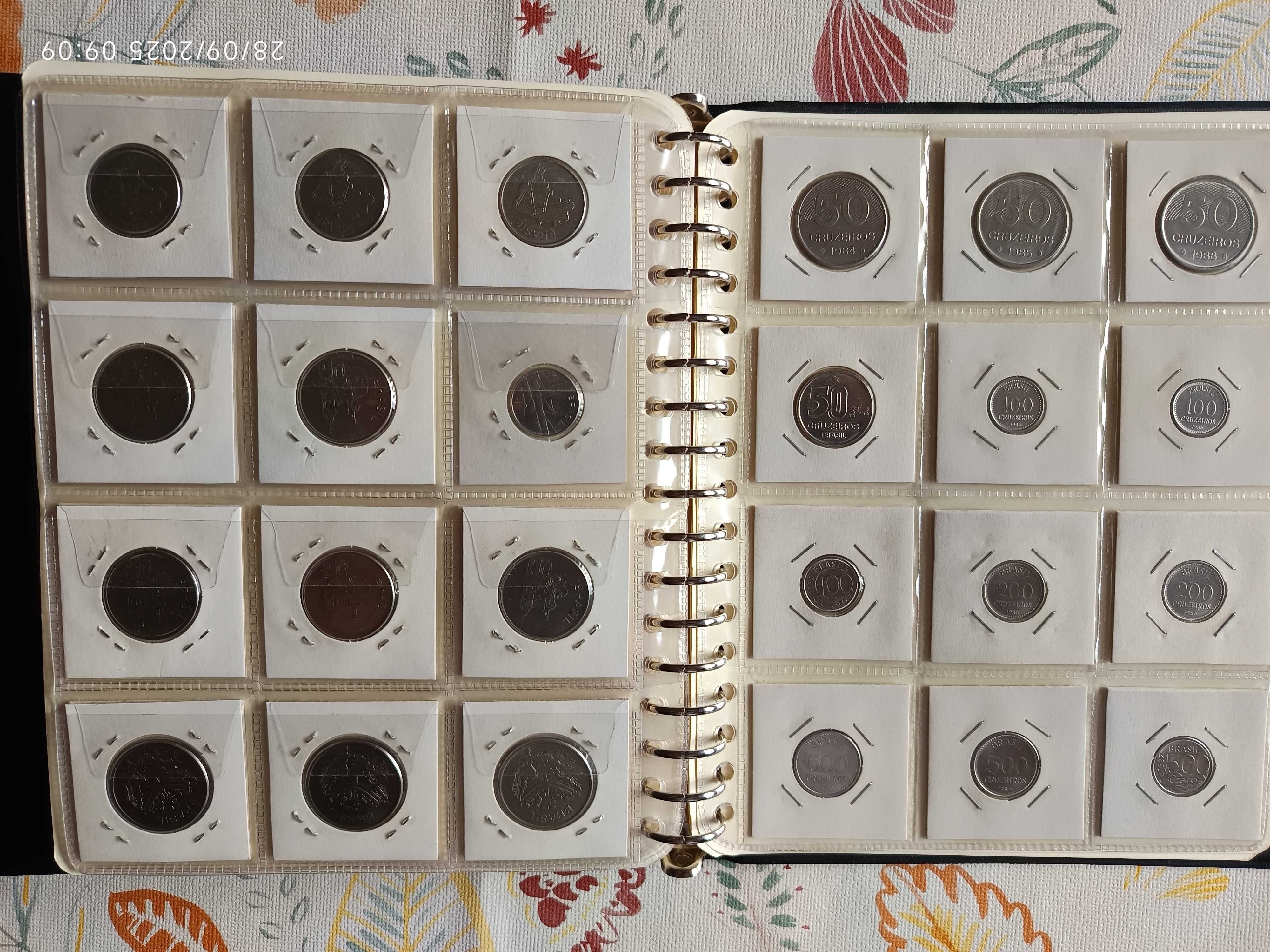 Álbum com Várias Moedas do Brasil