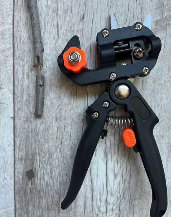 Черный секатор для обрезки и прививки деревьев