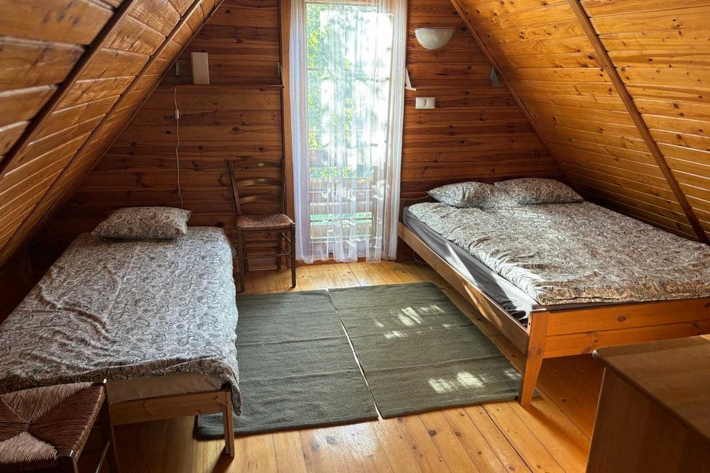 Drewniany domek na skraju lasu koło Kazimierz Dolny Janowiec nad Wisłą