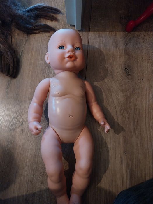 Lalka robiącą siku