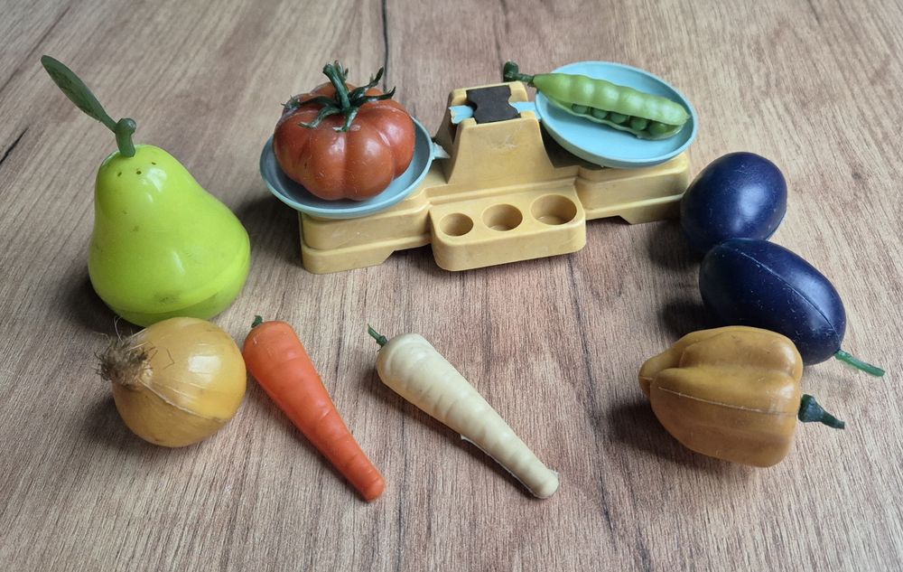 Waga zabawka PRL sklepik sklep vintage plastikowa