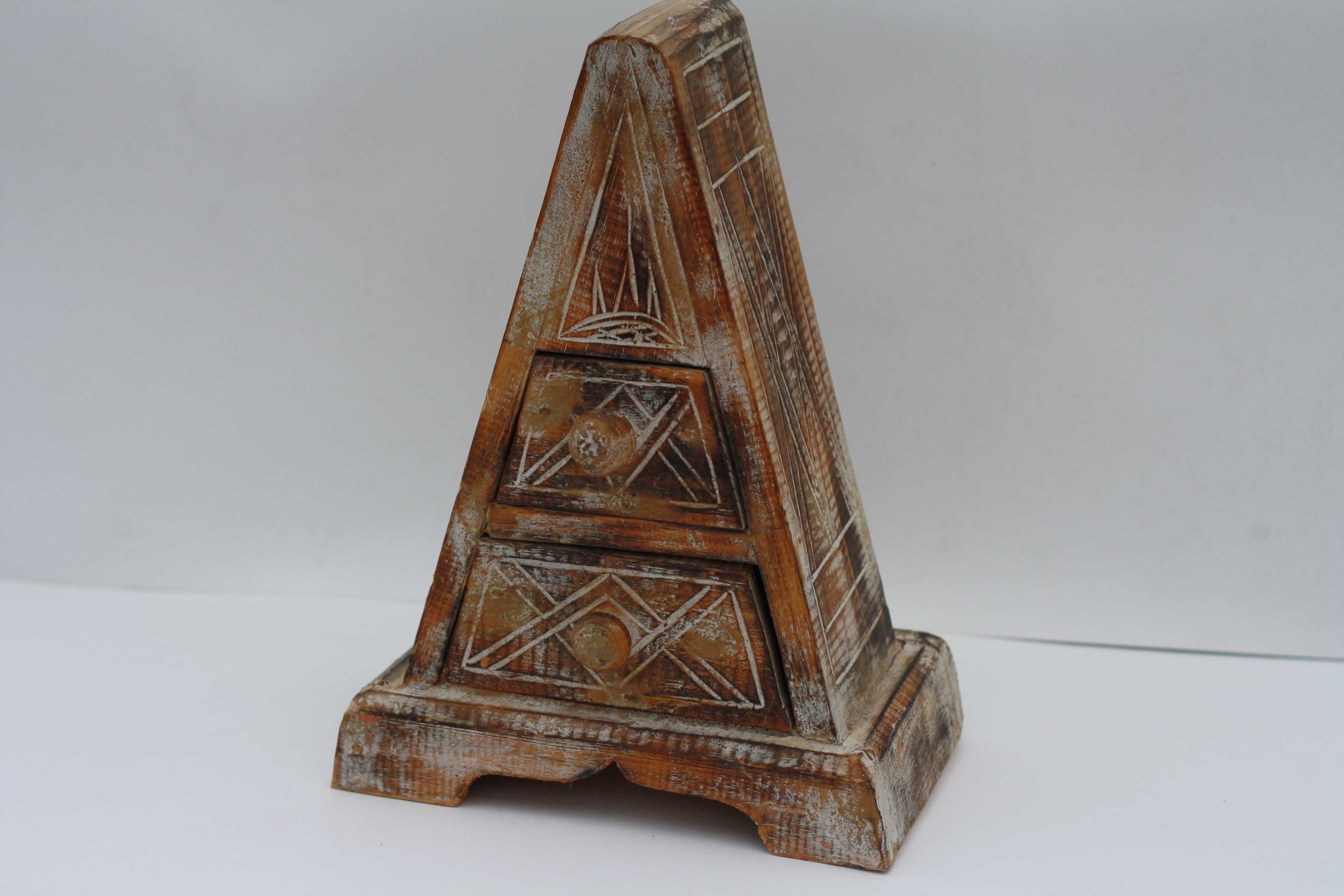 Trójkątna szafka z szufladkami piramidka