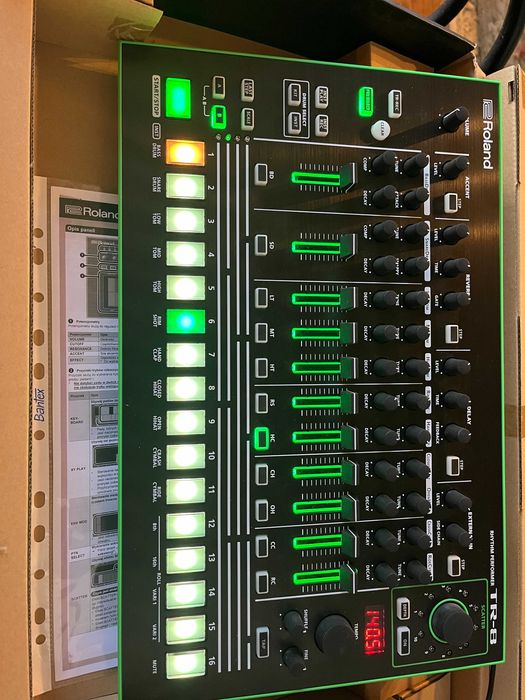 Roland Aira TR-8 + Korg Volca FM