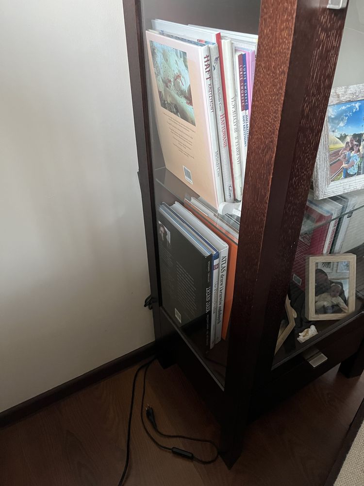 szafka biblioteczka słupek witryna  za szkłem ciemny brąz wenge venge