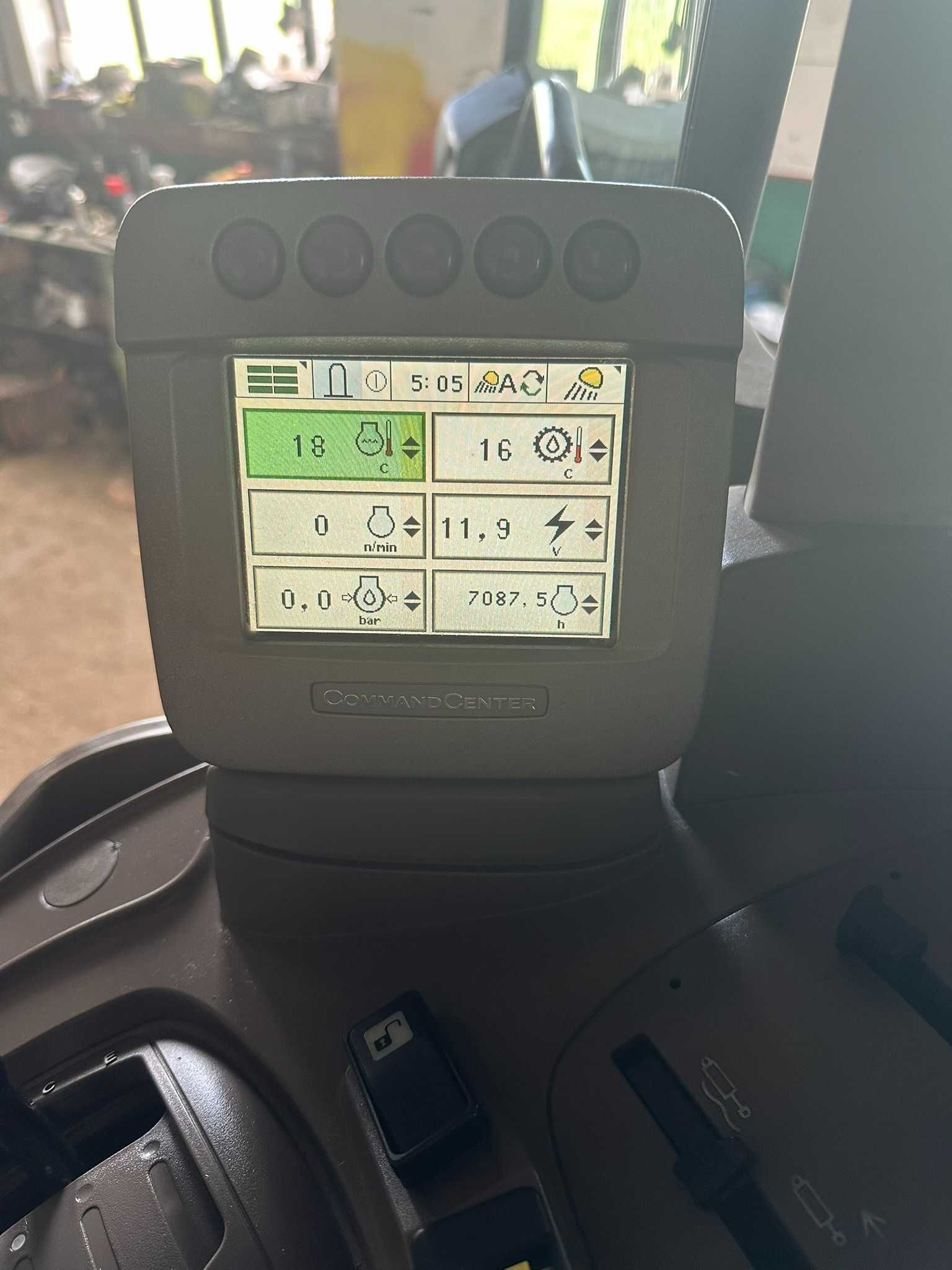 Трактор John Deere 6930 Premium з фронтальним навантажувачем