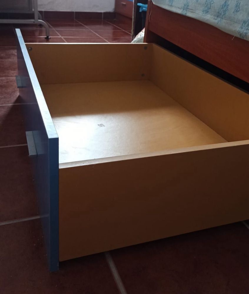 Cama dupla com 2 gavetas de arrumação