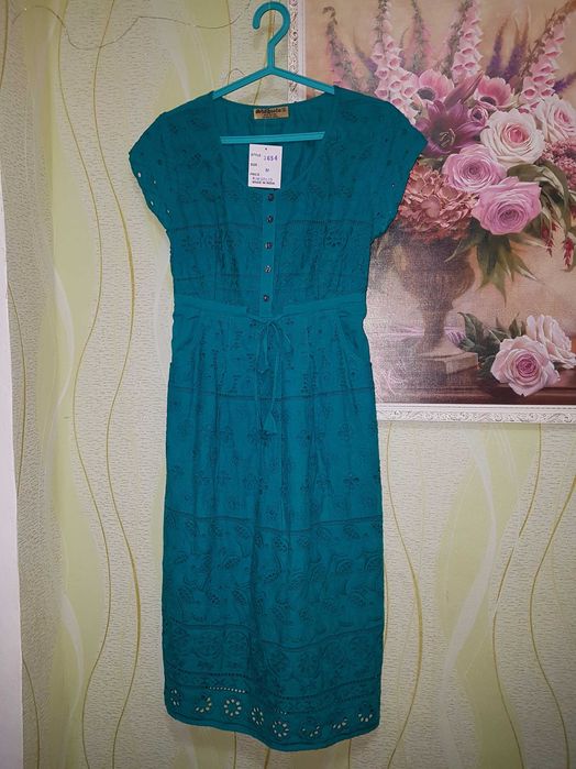 Стильное летнее батистовое ажурное платье миди очень яркое, вышивка