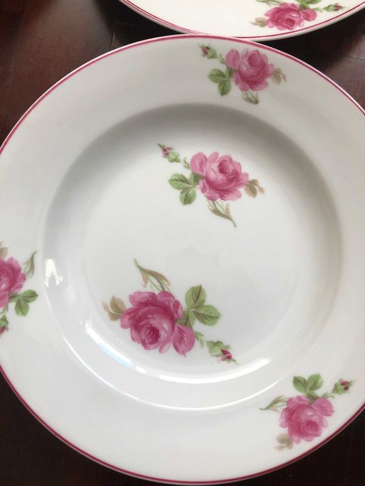 Serviço Vista Alegre rosas inicio sec XX pratos rasos, sopa e terrina