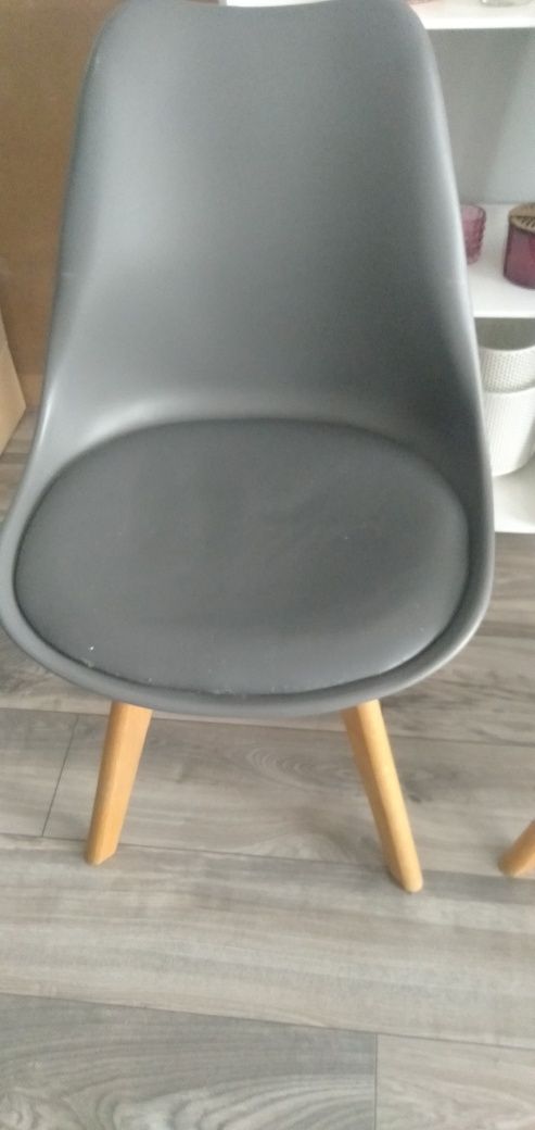 Komplet krzeseł szarych