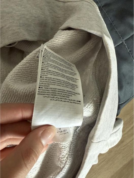 Сіра кофта найк.