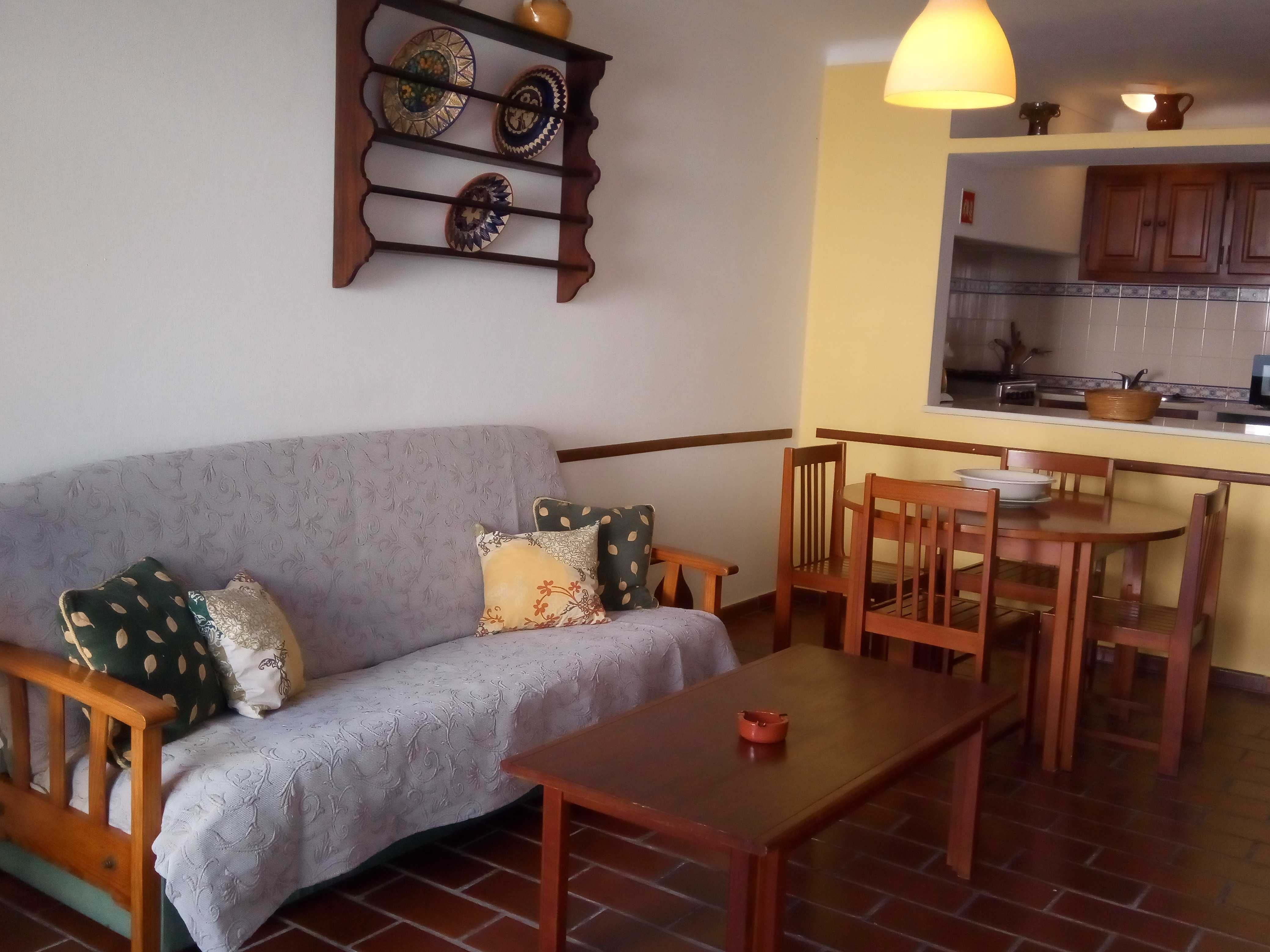 Apartamento T1 com grande pátio a 5 min a pé da praia