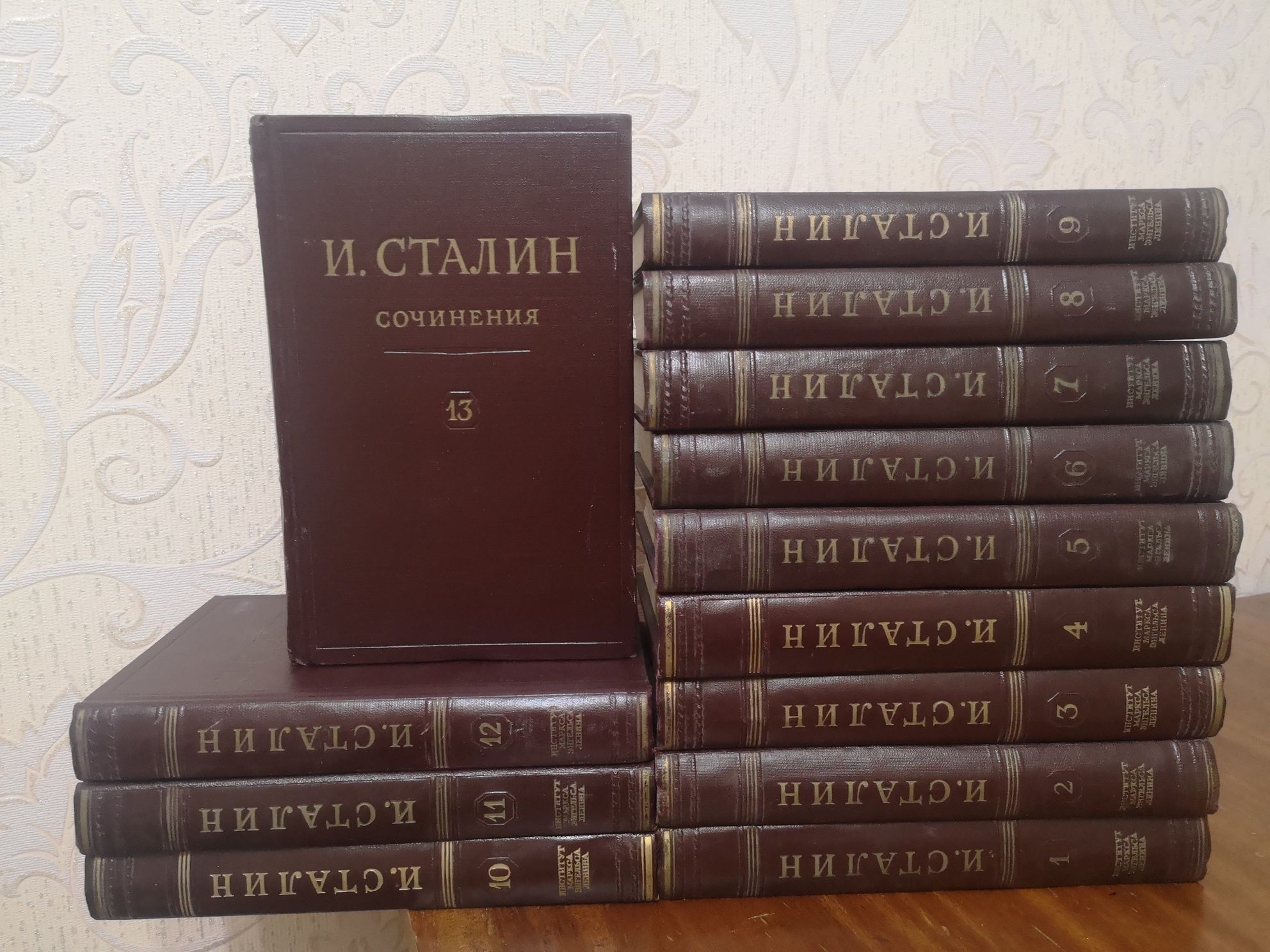 Книги Сталин 13 томов, Драйзер 12 томов, Ж. Санд 9 томов, Бунин 3 тома