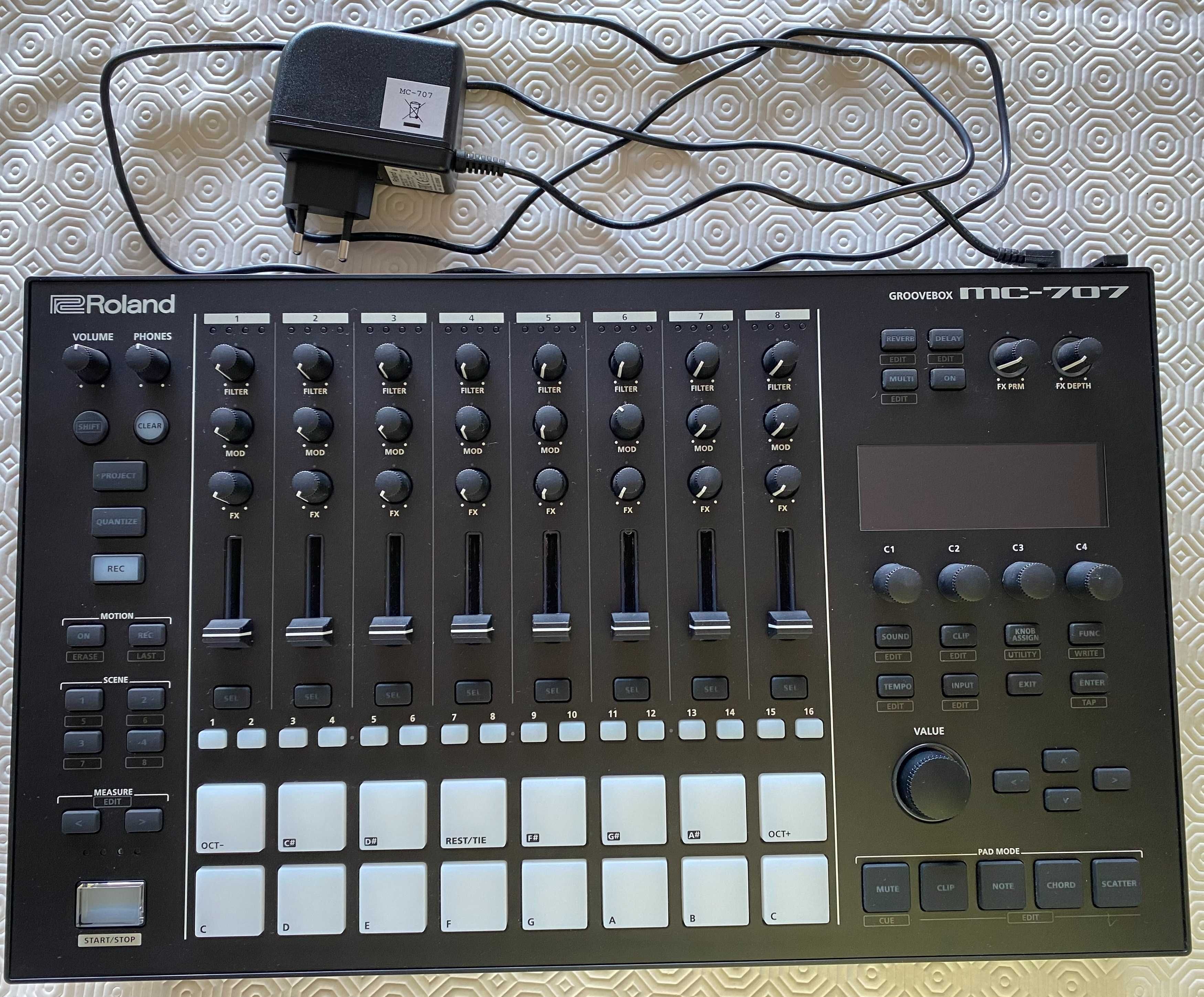 Roland MC-707 groovebox + cartão SD + extras