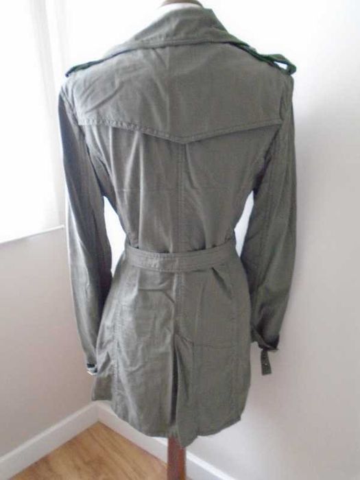 Casaco gabardine estilo militar verde seco