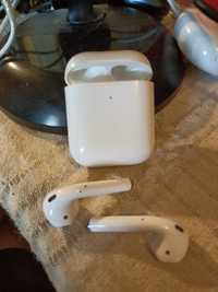 Наушники AirPods в белом цвете.