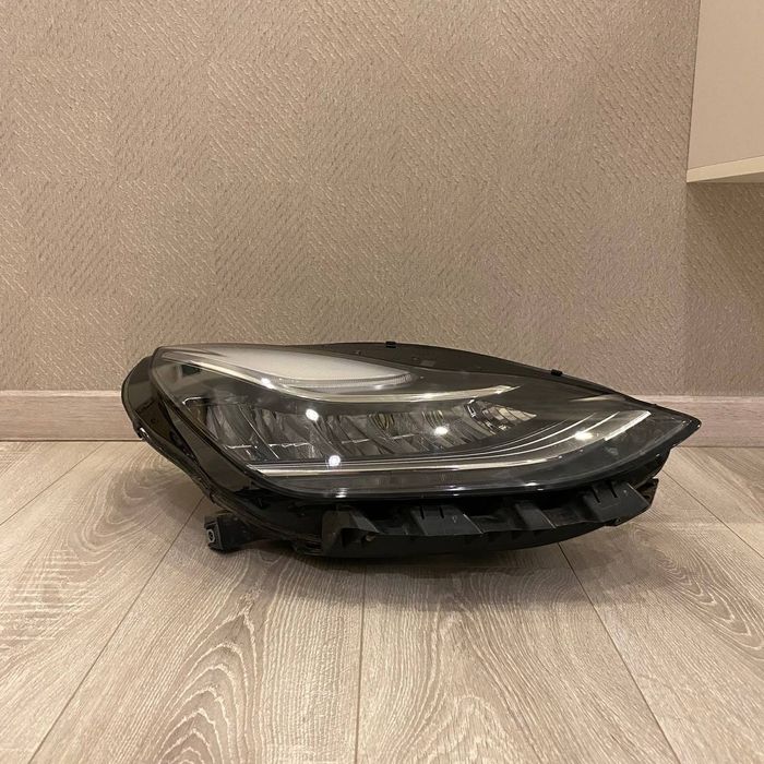 Передняя фара Тесла Y 22 года выпуска