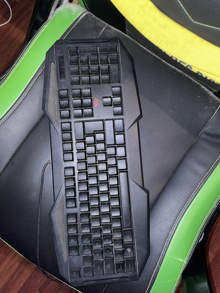 Computador Torre HP com rato e teclado RGB