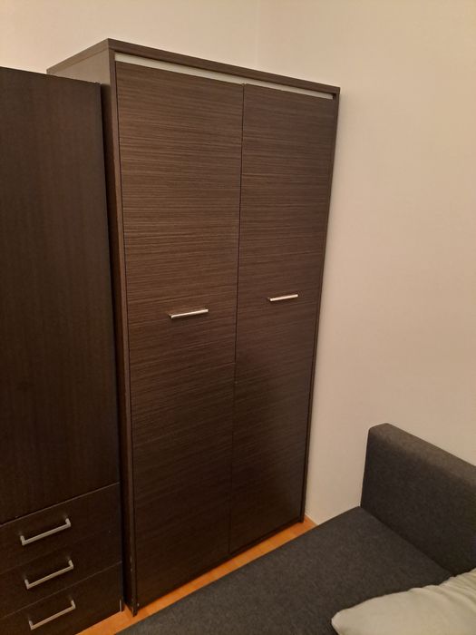 Szafa brązowa z dwoma drzwiami