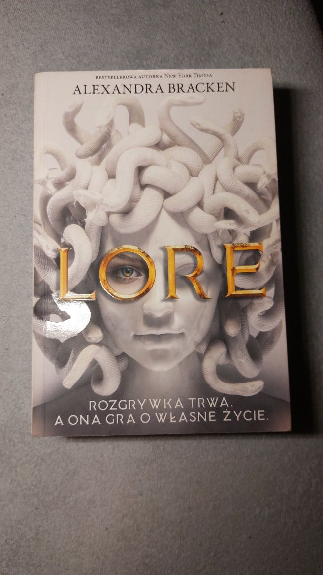 Książka ,,Lore"'