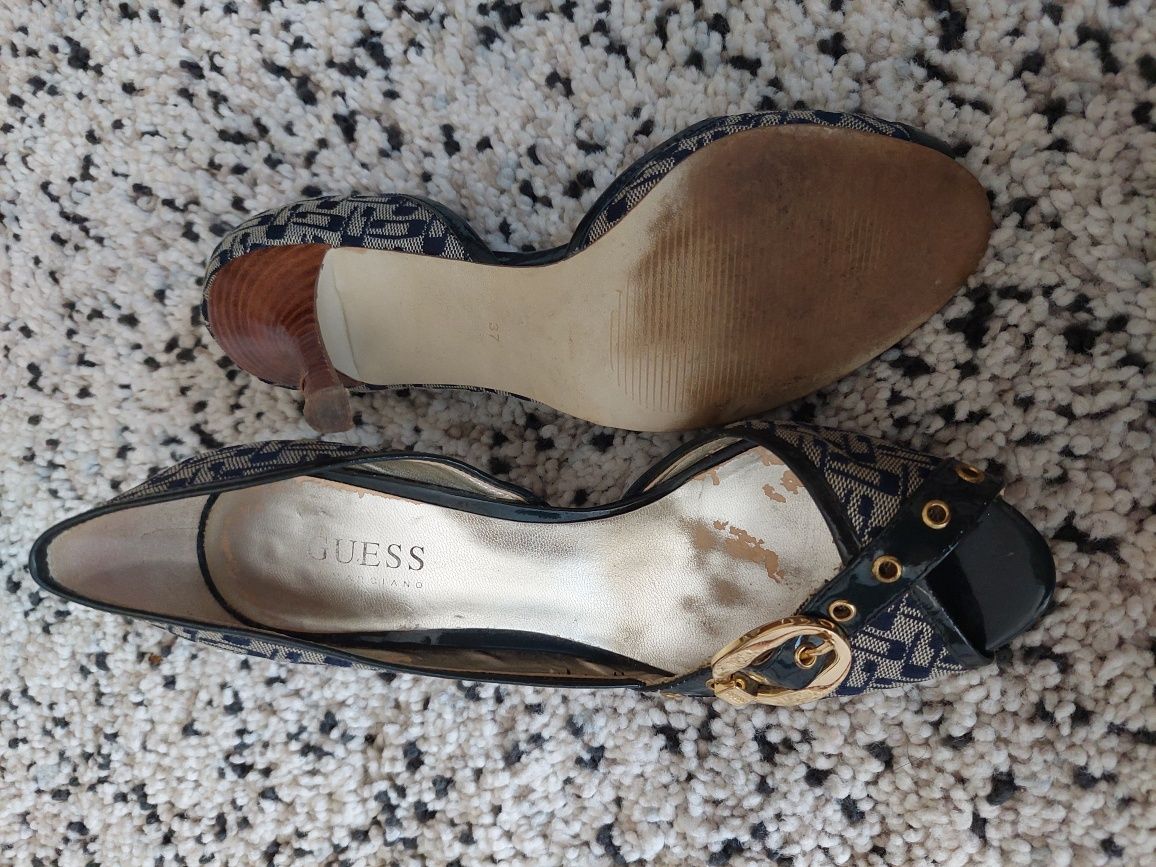 Sapatos de salto alto Guess