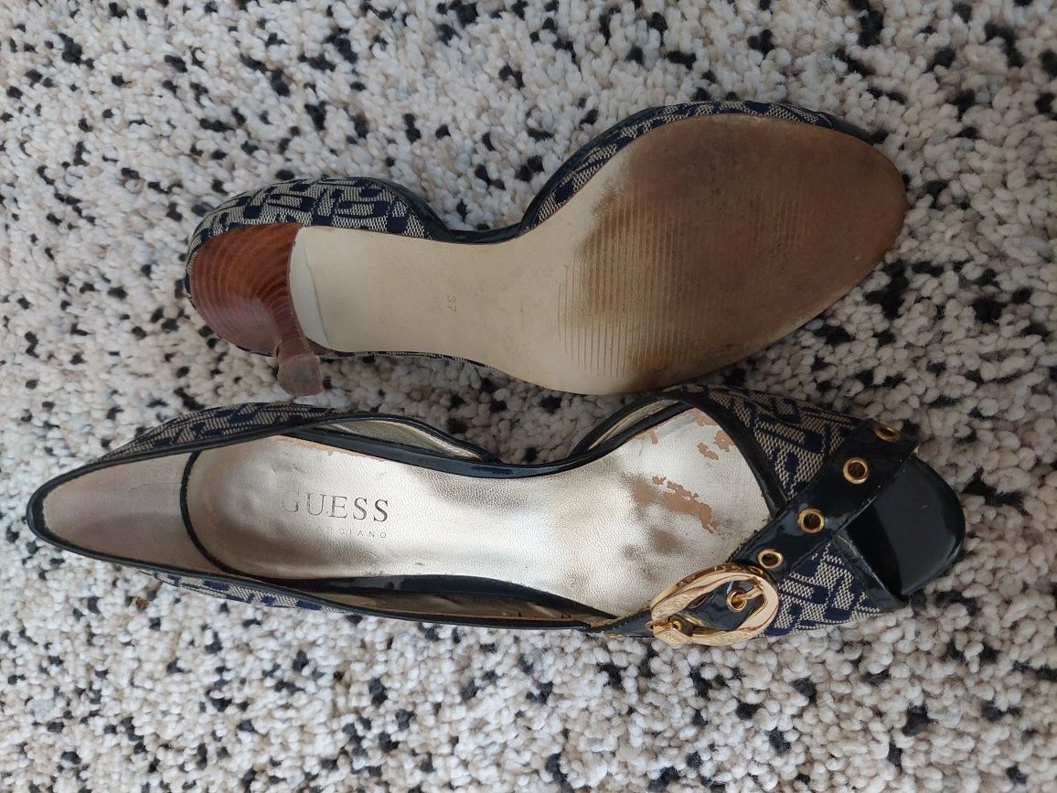 Sapatos de salto alto Guess