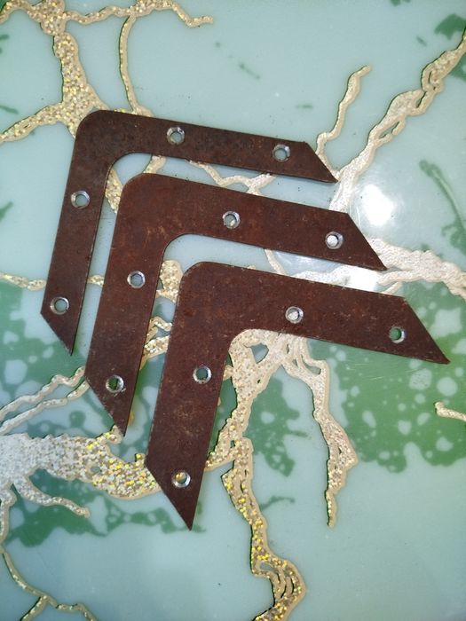 Продам уголки металлические.