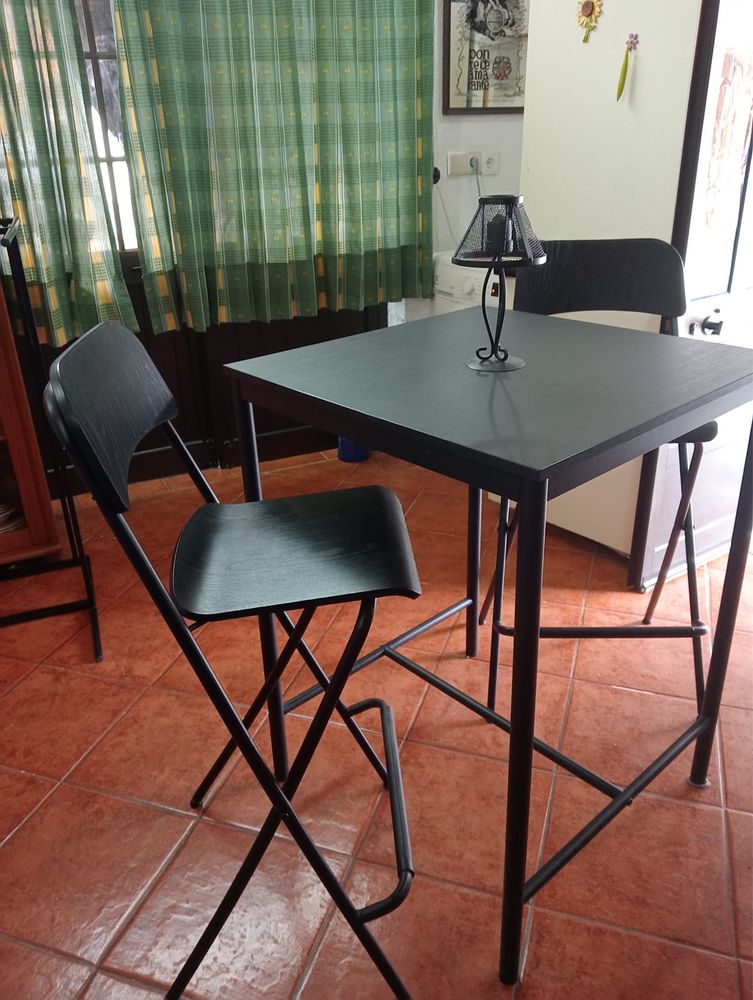 Conjunto de Mesa com 2 bancos altos ikea