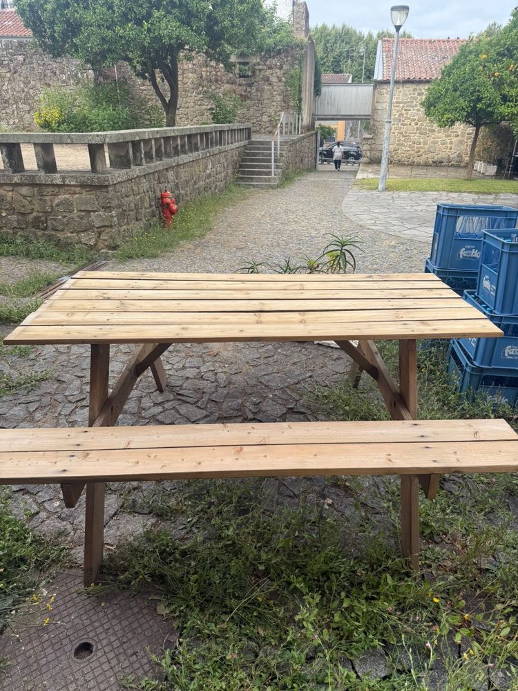 Mesa de jarrim em madeira