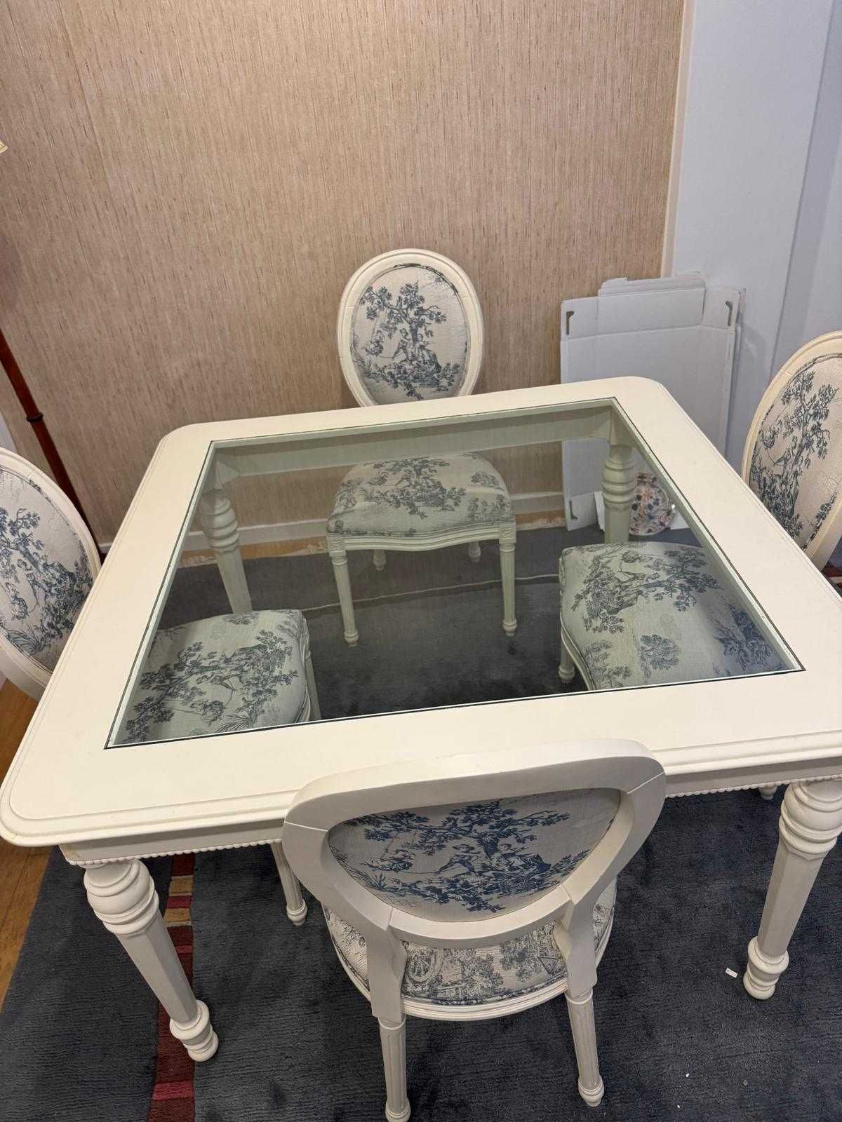 Mesa Jantar Clássica com 4 Cadeiras da marca Homes in Heaven