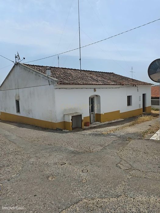 Oportunidade Única em S. Bento do Cortiço, Estremoz: Casa para Recuper