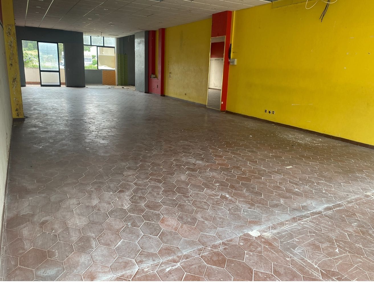 Loja para arrendar em Coimbra com 135m2