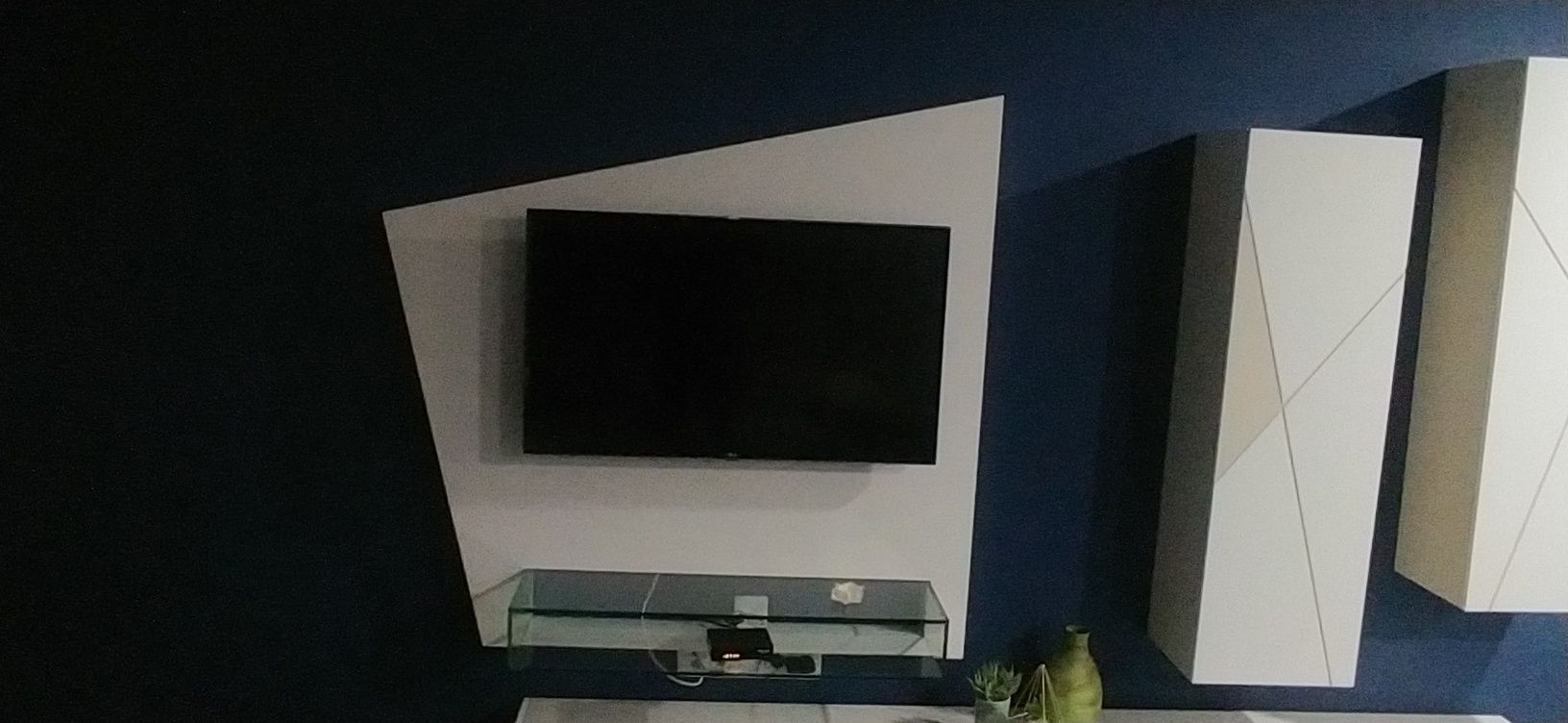 moldura TV  para televisão mais 2 colunas com prateleiras