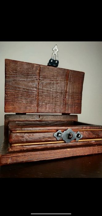 Caixa decorativa em madeira, com mapa mundi