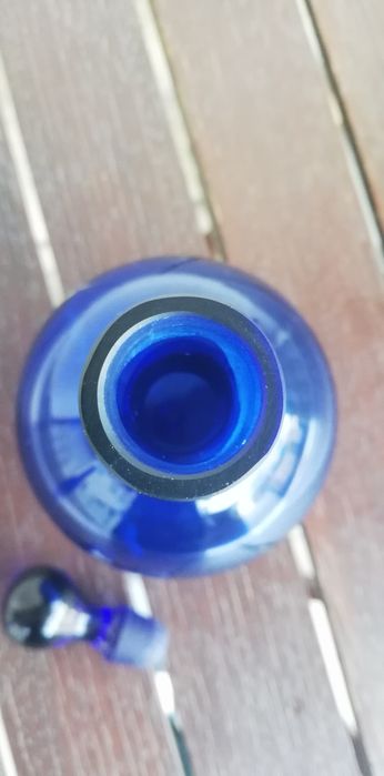 Szklana karafka w kobaltowym kokorze