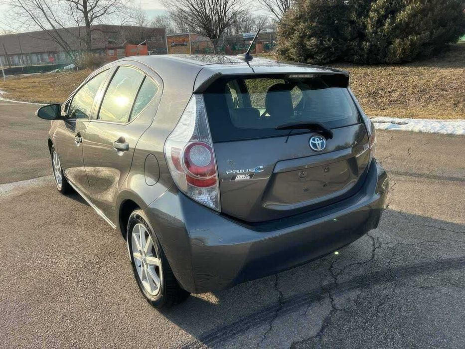 Toyota Prius c Four      2014