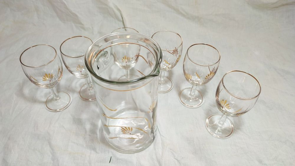 Jarro e seis copos de pé, antigos, vidro com decoração em dourado