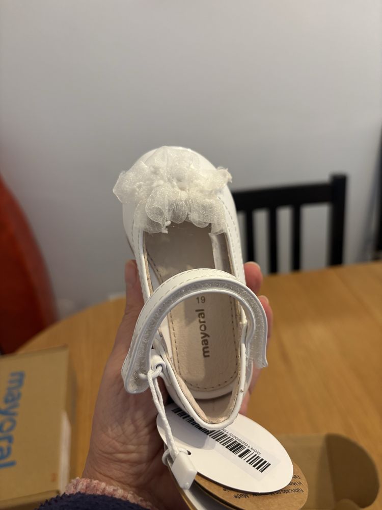 Sapatos novos a estrear de crianca da marca Mayoral
